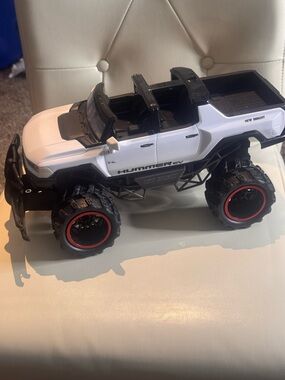 New Bright 1:10 scale remote-controlled 2024 GMC Hummer EV no remote!